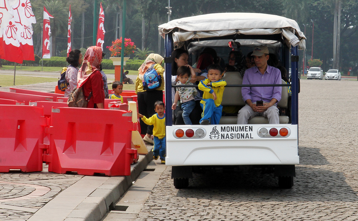 Wisatawan berkunjung di kawasan Monumen Nasional (Monas), Jakarta, Sabtu(17/8/2024).(BeritaNasional.com/ Oke Atmaja)