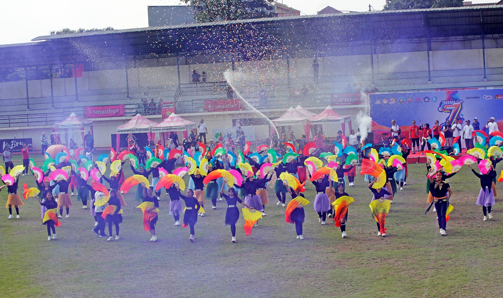 Persada Cup 7 Dengan Tema “The Colors of Unity 2025” Dibuka Dengan Tarian Kolosal 100 Penari Persada Cup 7 dengan tema “The Colors of Unity” dengan tari kolosal di Stadion Merpati. (BeritaNasional/Elvis Sendouw/HO)