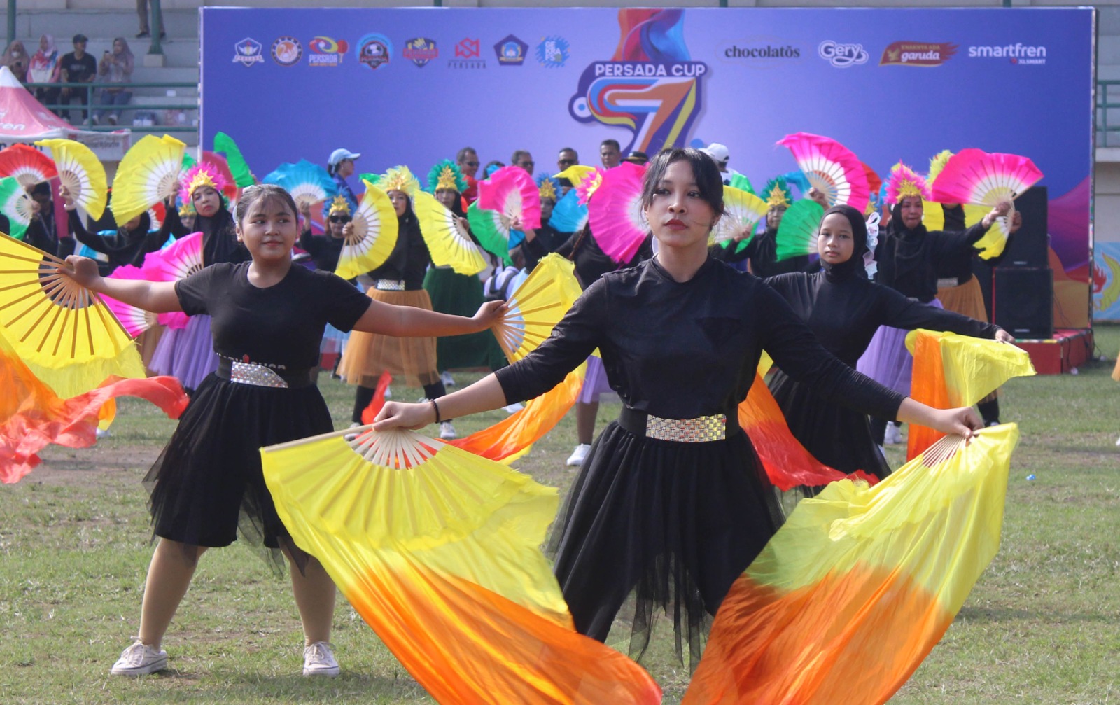 Persada Cup 7 Dengan Tema “The Colors of Unity 2025” Dibuka Dengan Tarian Kolosal 100 Penari Persada Cup 7 dengan tema “The Colors of Unity” dengan tari kolosal di Stadion Merpati. (BeritaNasional/Elvis Sendouw/HO)