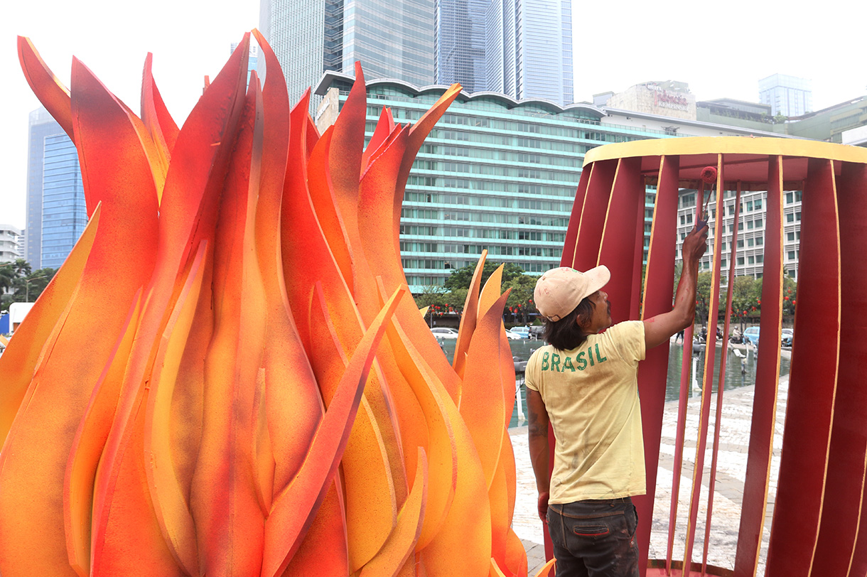 Pekerja mengerjakan Ornamen khas Tahun Baru Imlek di kawasan Bundaran Hotel Indonesia (HI), Jakarta Pusat, Rabu (11/2/2026).(Beritanasional.com/Oke Atmaja)