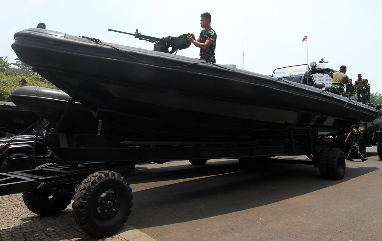 Prajurit TNI memeriksa senjata kapal tempur di Monumen Nasional, Jakarta, Selasa (1/10/2024).(BeritaNasional.com/Oke Atmaja)