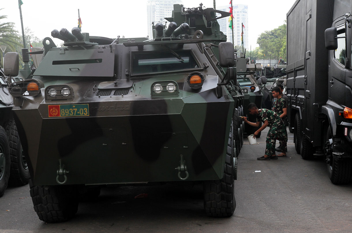 Prajurit TNI memeriksa senjata kapal tempur di Monumen Nasional, Jakarta, Selasa (1/10/2024).(BeritaNasional.com/Oke Atmaja)