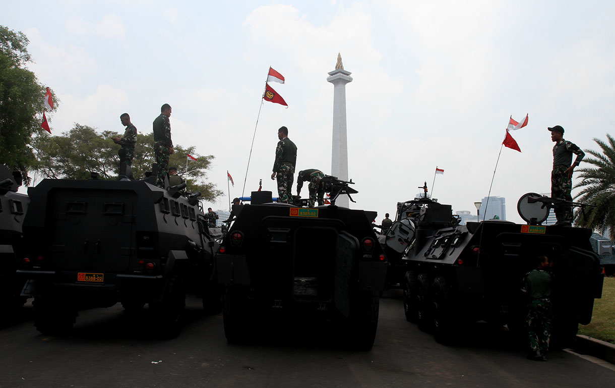 Prajurit TNI memeriksa senjata kapal tempur di Monumen Nasional, Jakarta, Selasa (1/10/2024).(BeritaNasional.com/Oke Atmaja)