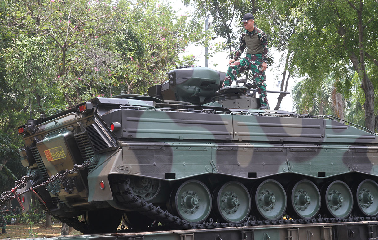 Prajurit TNI memeriksa senjata kapal tempur di Monumen Nasional, Jakarta, Selasa (1/10/2024).(BeritaNasional.com/Oke Atmaja)