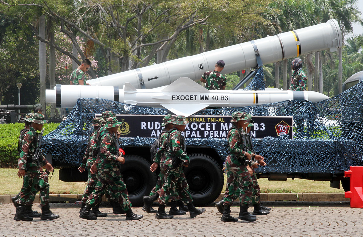 Prajurit TNI memeriksa senjata kapal tempur di Monumen Nasional, Jakarta, Selasa (1/10/2024).(BeritaNasional.com/Oke Atmaja)