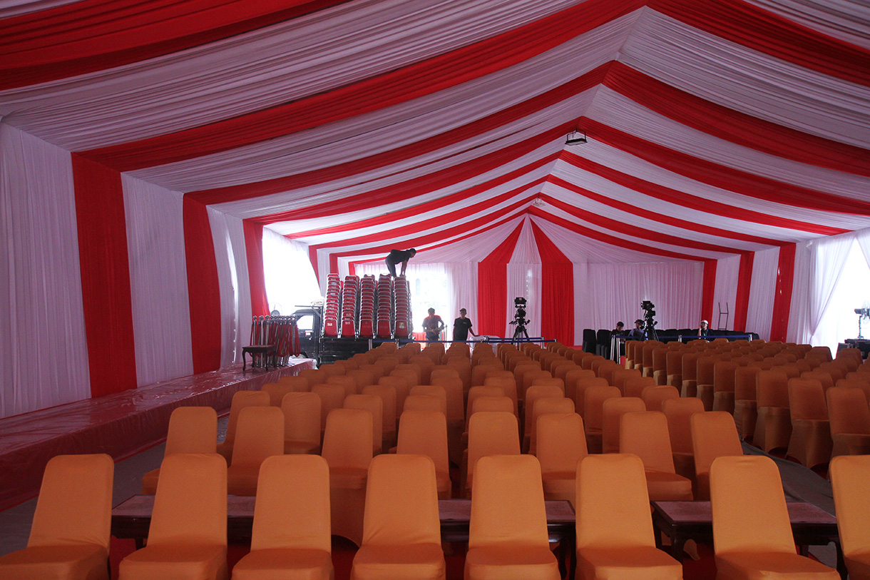 Suasana persiapan acara Interreligious Meeting atau pertemuan tokoh lintas agama dengan Paus Fransiskus di Masjid Istiqlal, Jakarta, Selasa (2/9/2024).  (BeritaNasional.com/ Oke Atmaja)