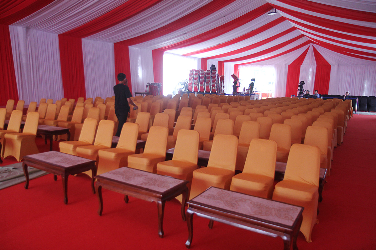 Suasana persiapan acara Interreligious Meeting atau pertemuan tokoh lintas agama dengan Paus Fransiskus di Masjid Istiqlal, Jakarta, Selasa (2/9/2024).  (BeritaNasional.com/ Oke Atmaja)