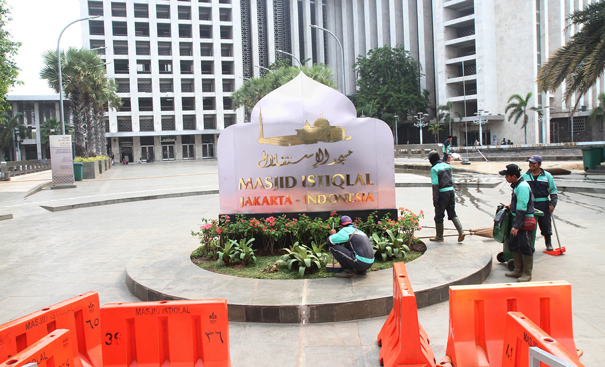 Suasana persiapan acara Interreligious Meeting atau pertemuan tokoh lintas agama dengan Paus Fransiskus di Masjid Istiqlal, Jakarta, Selasa (2/9/2024).  (BeritaNasional.com/ Oke Atmaja)