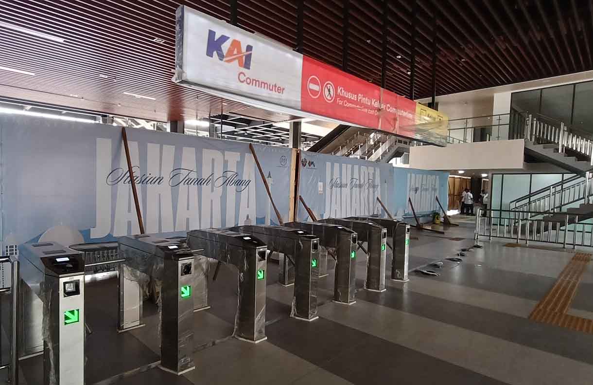 Persiapan pengoperasian Stasiun Tanah Abang Baru Pekerja mengecek tempat loket Stasiun Tanah Abang Baru di Jakarta Pusat, Jumat (27/6/2025).(Beritanasional.com/Oke Atmaja)