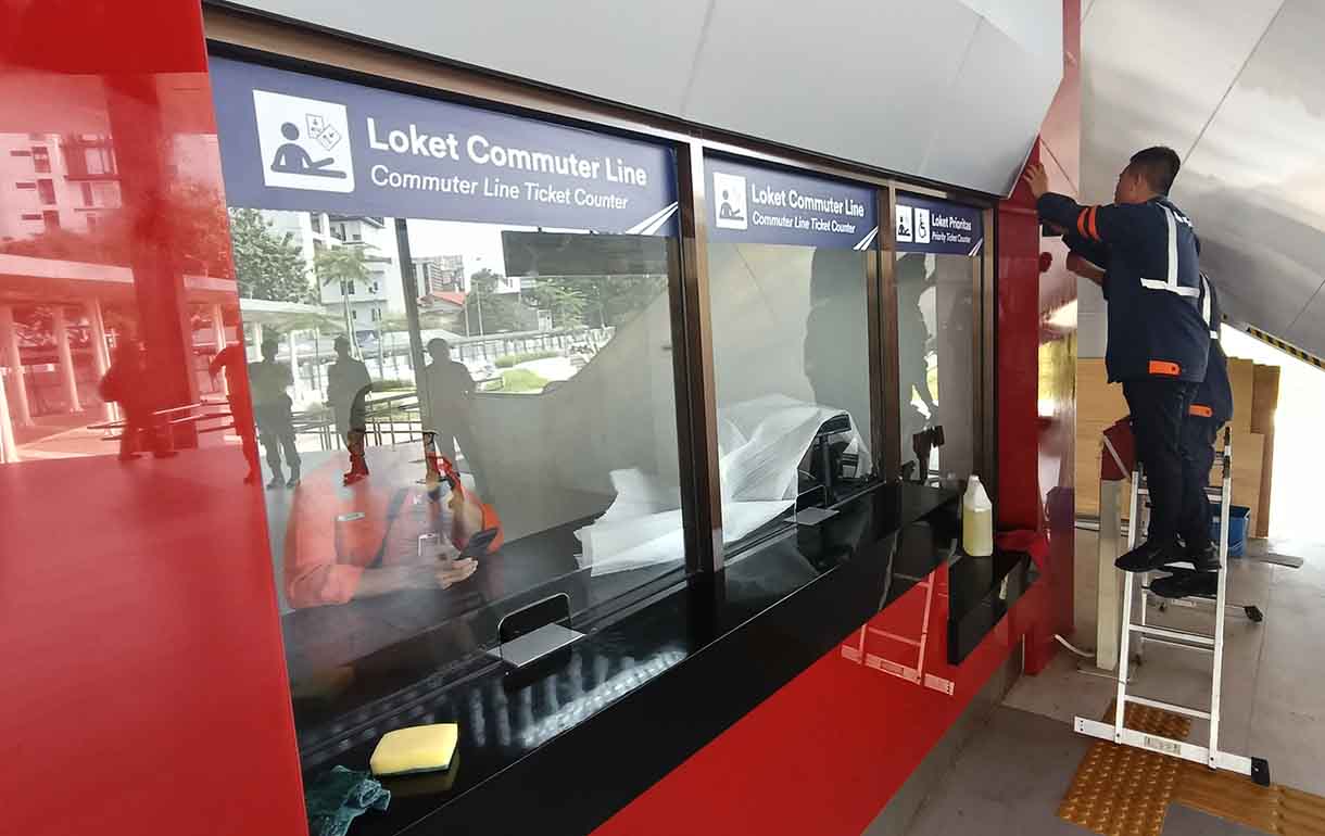 Persiapan pengoperasian Stasiun Tanah Abang Baru Pekerja mengecek tempat loket Stasiun Tanah Abang Baru di Jakarta Pusat, Jumat (27/6/2025).(Beritanasional.com/Oke Atmaja)