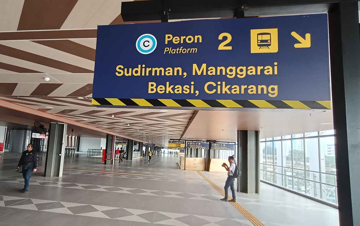 Persiapan pengoperasian Stasiun Tanah Abang Baru Pekerja mengecek tempat loket Stasiun Tanah Abang Baru di Jakarta Pusat, Jumat (27/6/2025).(Beritanasional.com/Oke Atmaja)