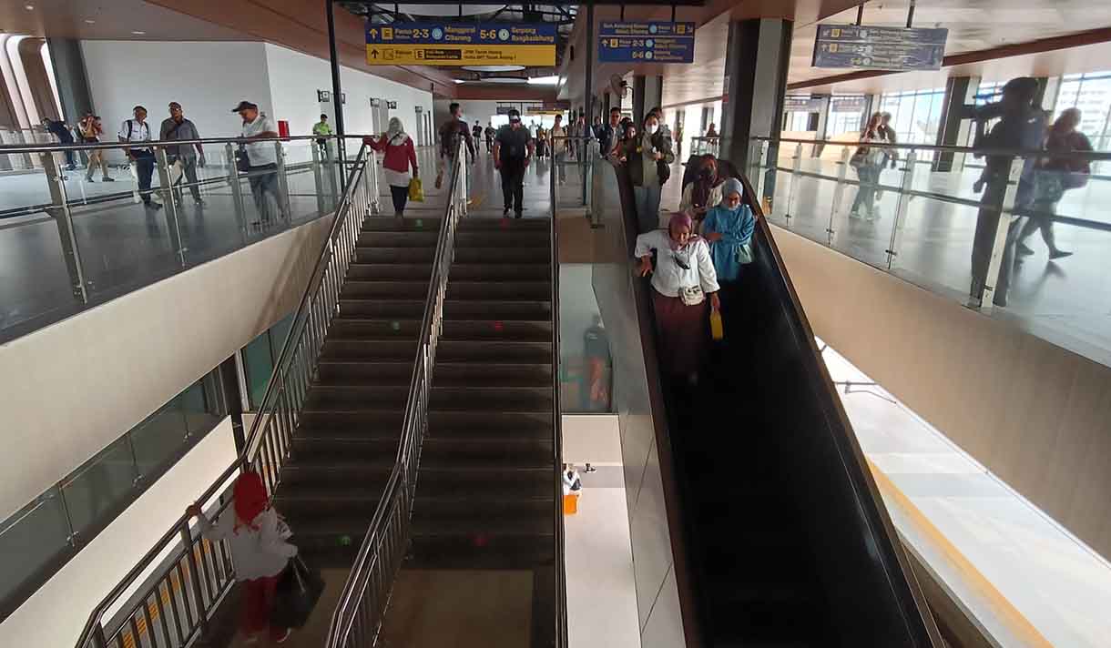 Persiapan pengoperasian Stasiun Tanah Abang Baru Pekerja mengecek tempat loket Stasiun Tanah Abang Baru di Jakarta Pusat, Jumat (27/6/2025).(Beritanasional.com/Oke Atmaja)