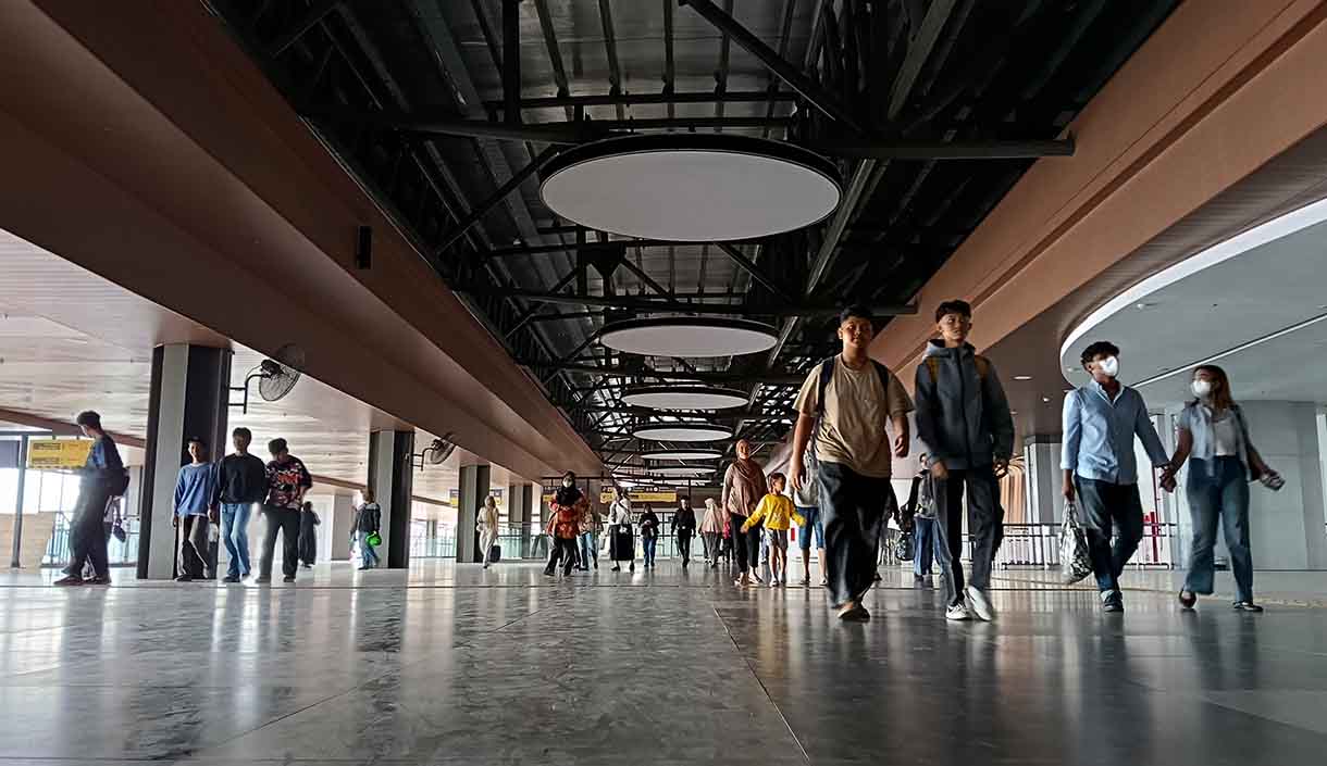 Persiapan pengoperasian Stasiun Tanah Abang Baru Pekerja mengecek tempat loket Stasiun Tanah Abang Baru di Jakarta Pusat, Jumat (27/6/2025).(Beritanasional.com/Oke Atmaja)