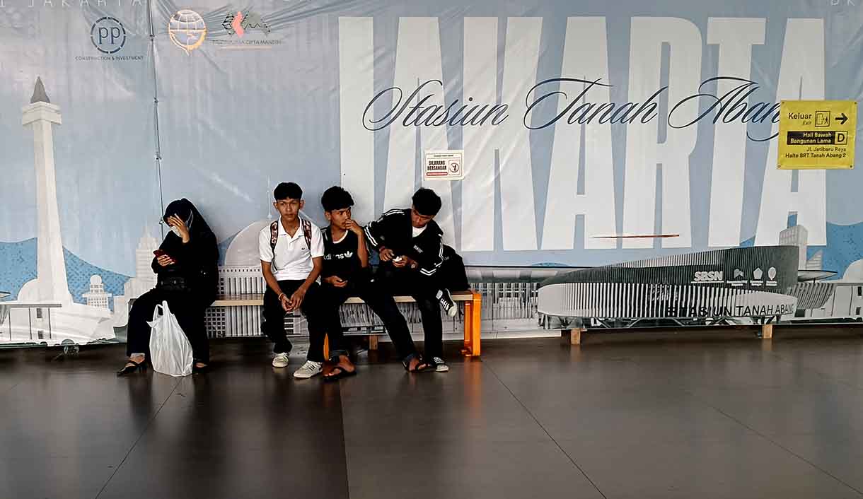 Persiapan pengoperasian Stasiun Tanah Abang Baru Pekerja mengecek tempat loket Stasiun Tanah Abang Baru di Jakarta Pusat, Jumat (27/6/2025).(Beritanasional.com/Oke Atmaja)
