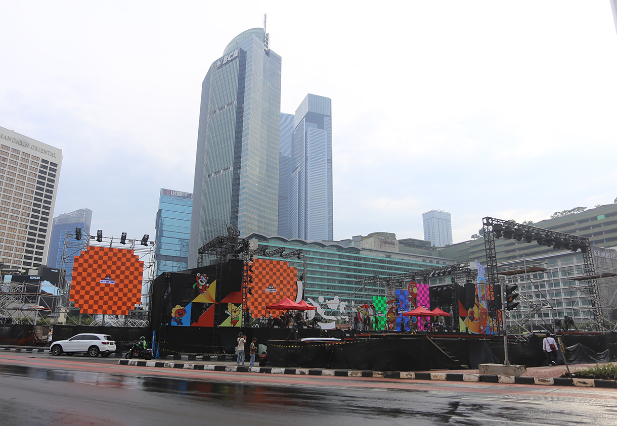 Pekerja menyelesaikan pembuatan panggung untuk perayaan malam tahun baru di Bundaran HI, Jakarta, Selasa (31/12/2023).  (Beritanasional.com/Oke Atmaja)