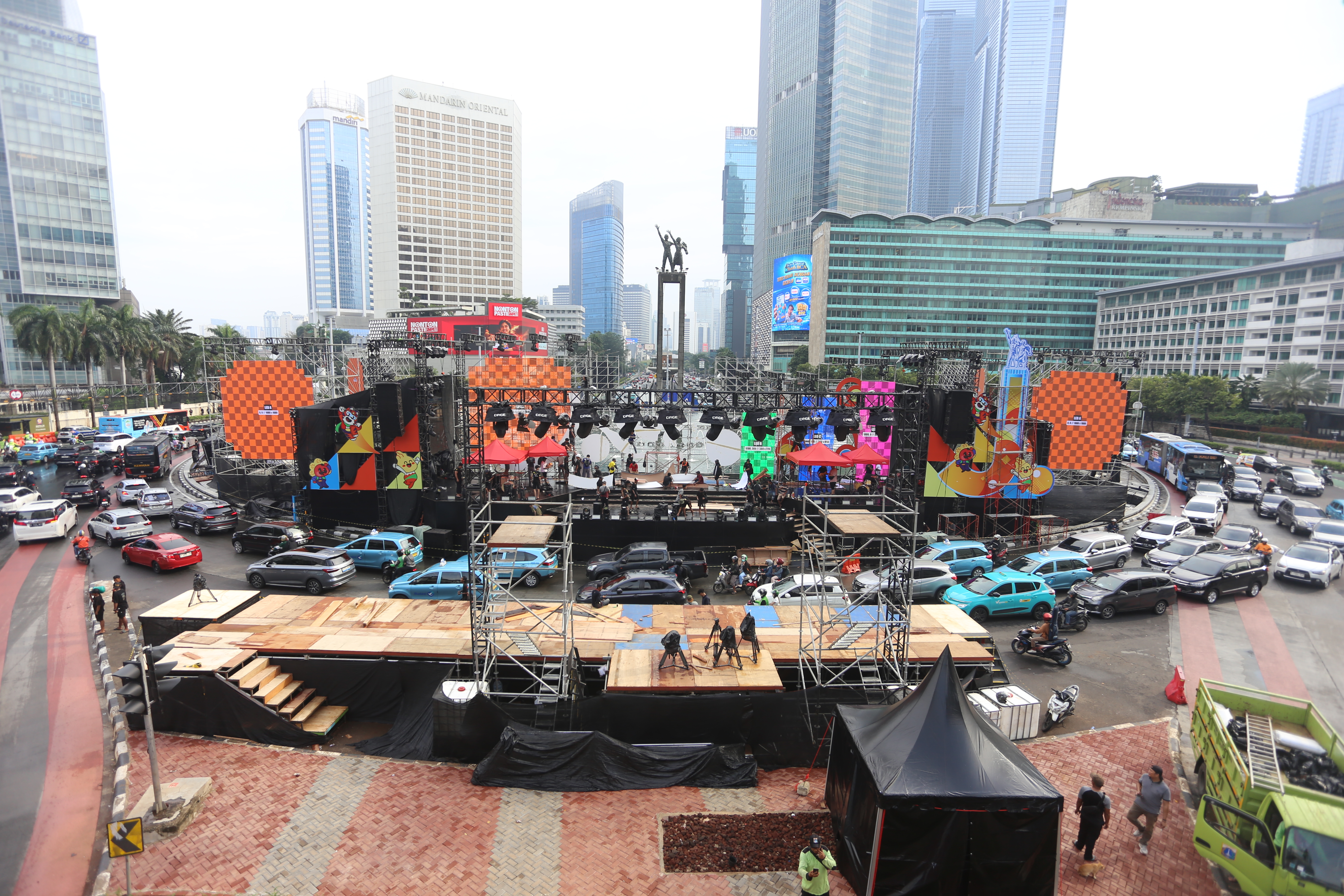 Pekerja menyelesaikan pembuatan panggung untuk perayaan malam tahun baru di Bundaran HI, Jakarta, Selasa (31/12/2023).  (Beritanasional.com/Oke Atmaja)
