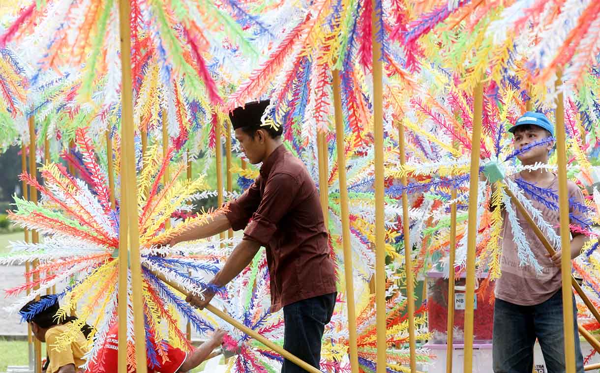 Tim dekorasi membuat buat bunga dari plastic untuk menyambut HUT Ke-498 DKI Jakarta di Monas, Jakarta, Sabtu (21/06/2025). (Beritanasional.com/Oke Atmaja)