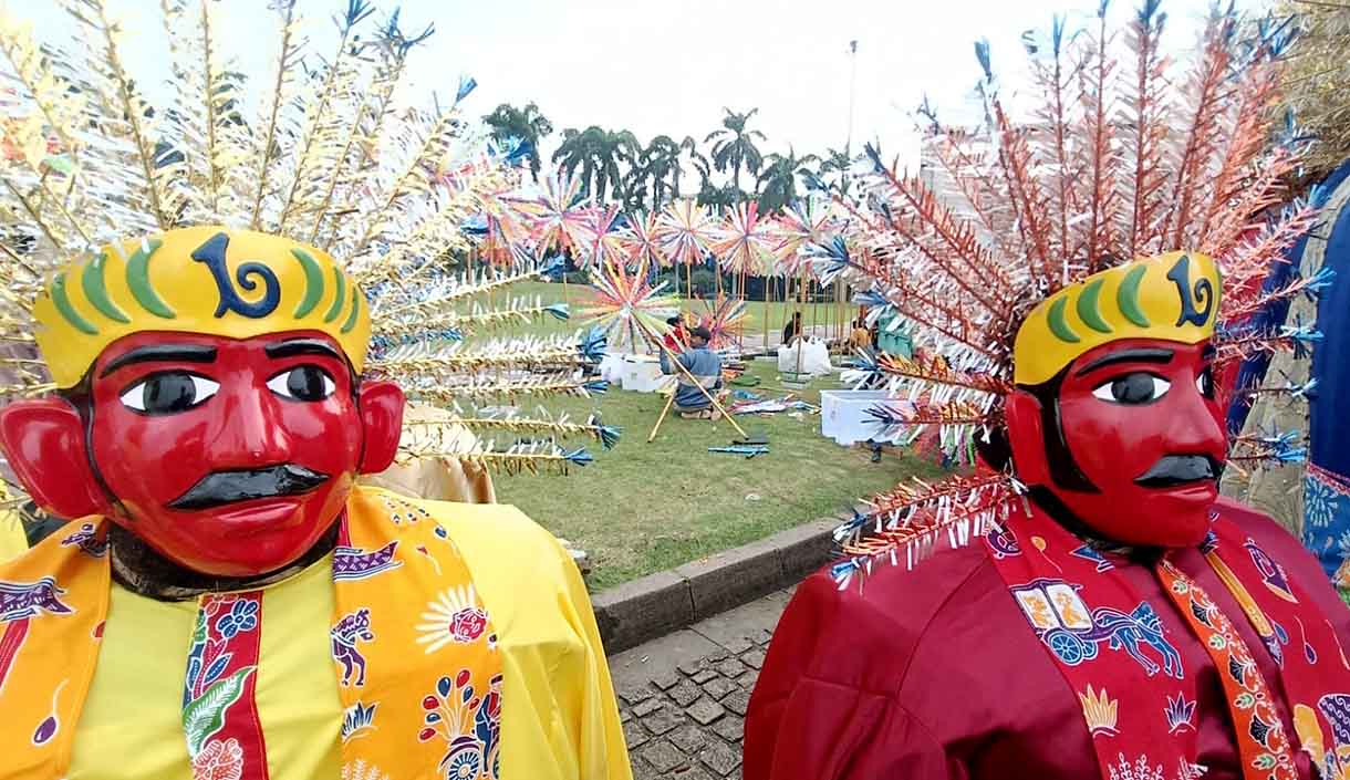 Persiapan Puncak HUT ke-498 Jakarta di Monas Tim dekorasi membuat buat bunga dari plastic untuk menyambut HUT Ke-498 DKI Jakarta di Monas, Jakarta, Sabtu (21/06/2025). (Beritanasional.com/Oke Atmaja)