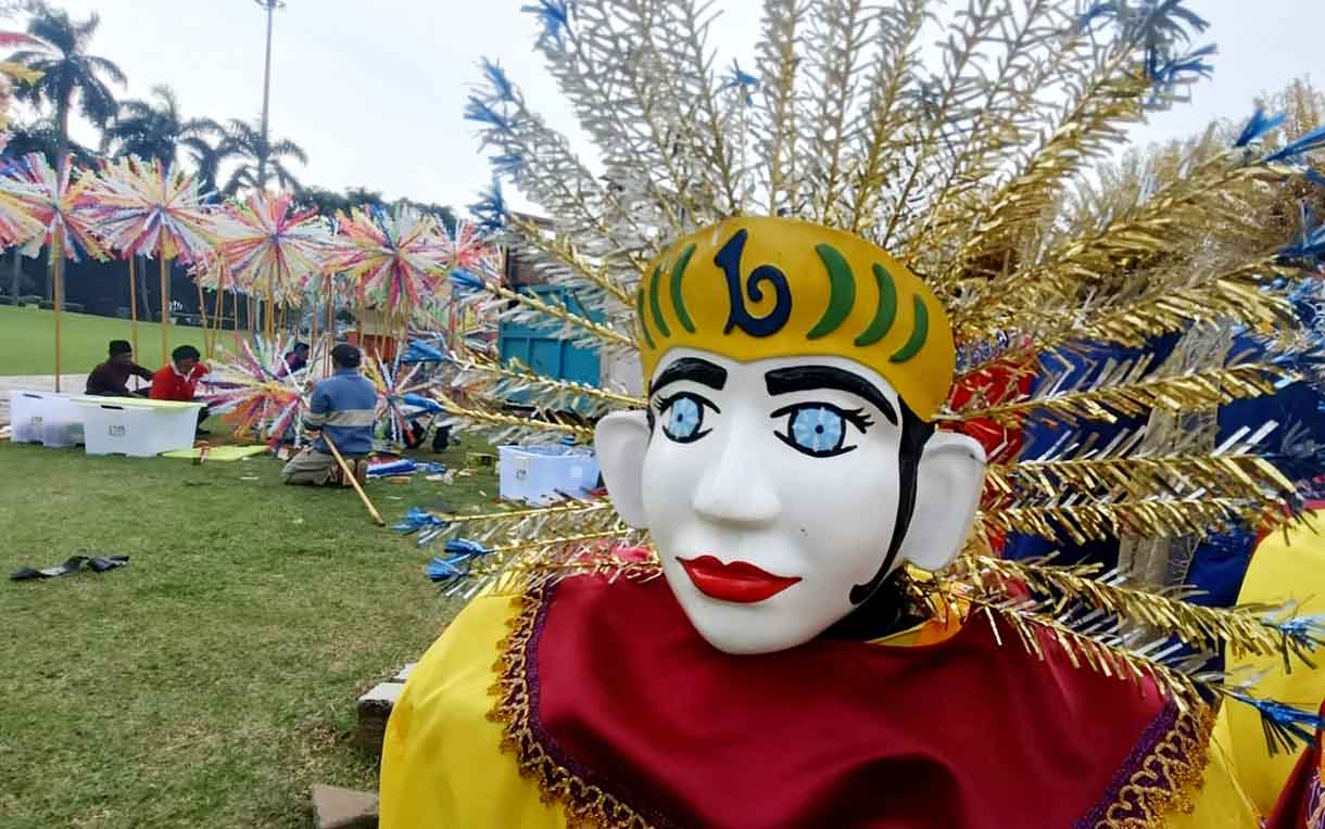 Persiapan Puncak HUT ke-498 Jakarta di Monas Tim dekorasi membuat buat bunga dari plastic untuk menyambut HUT Ke-498 DKI Jakarta di Monas, Jakarta, Sabtu (21/06/2025). (Beritanasional.com/Oke Atmaja)