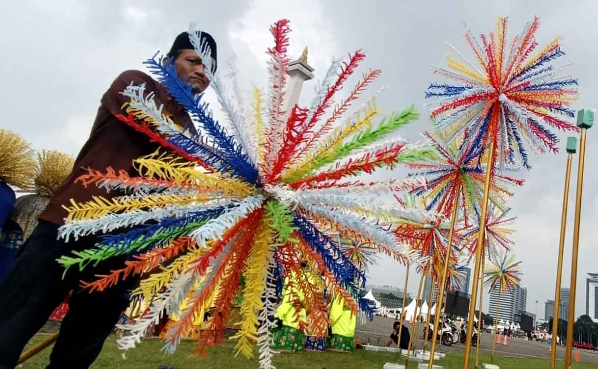 Persiapan Puncak HUT ke-498 Jakarta di Monas Tim dekorasi membuat buat bunga dari plastic untuk menyambut HUT Ke-498 DKI Jakarta di Monas, Jakarta, Sabtu (21/06/2025). (Beritanasional.com/Oke Atmaja)