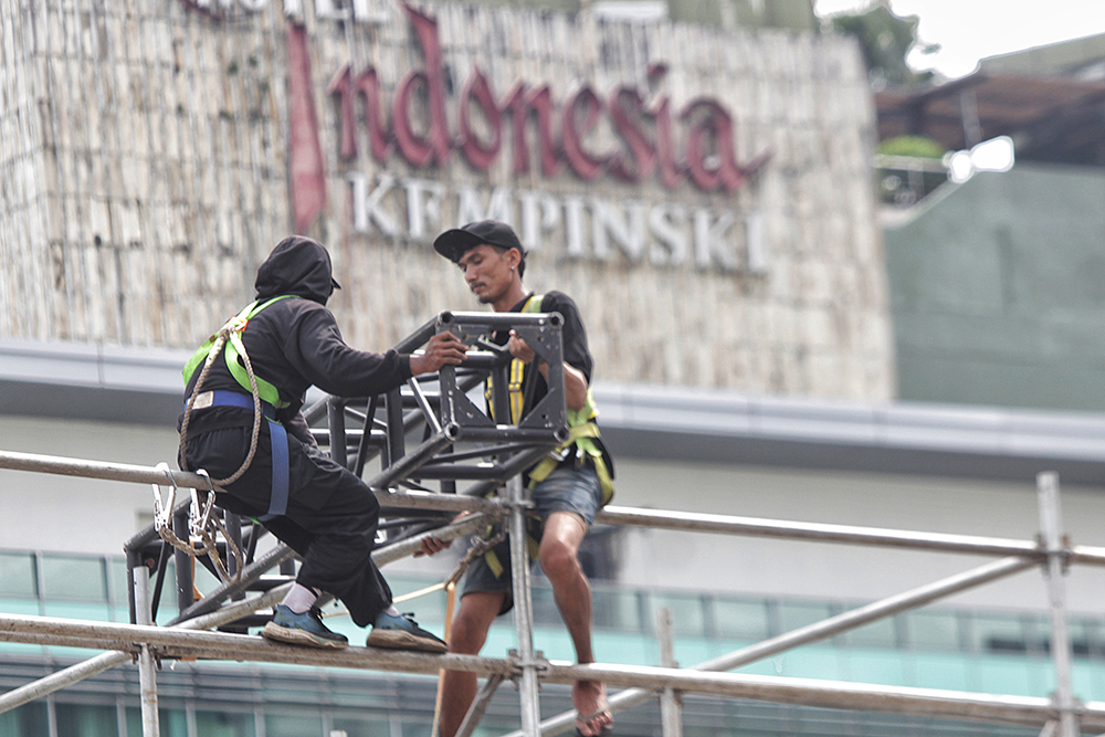 Perja menyelesaikan pembuatan panggun untuk persiapan tutup tahun dan menymbut tahun baru di kawasan bunderan Hotel Indonesia. (BeritaNasional/Elvis Sendouw)