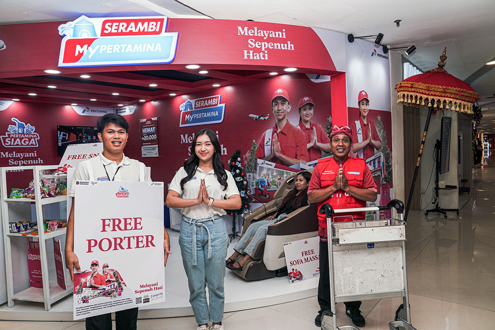 Wisatawan menerima layanan fasilitas kursi pijat gratis, layanan porter gratis, hingga makanan dan minuman ringan gratis yang bisa diakses menggunakan aplikasi MyPertamina.  (BeritaNasional/Elvis Sendouw/HO MyPertamina)