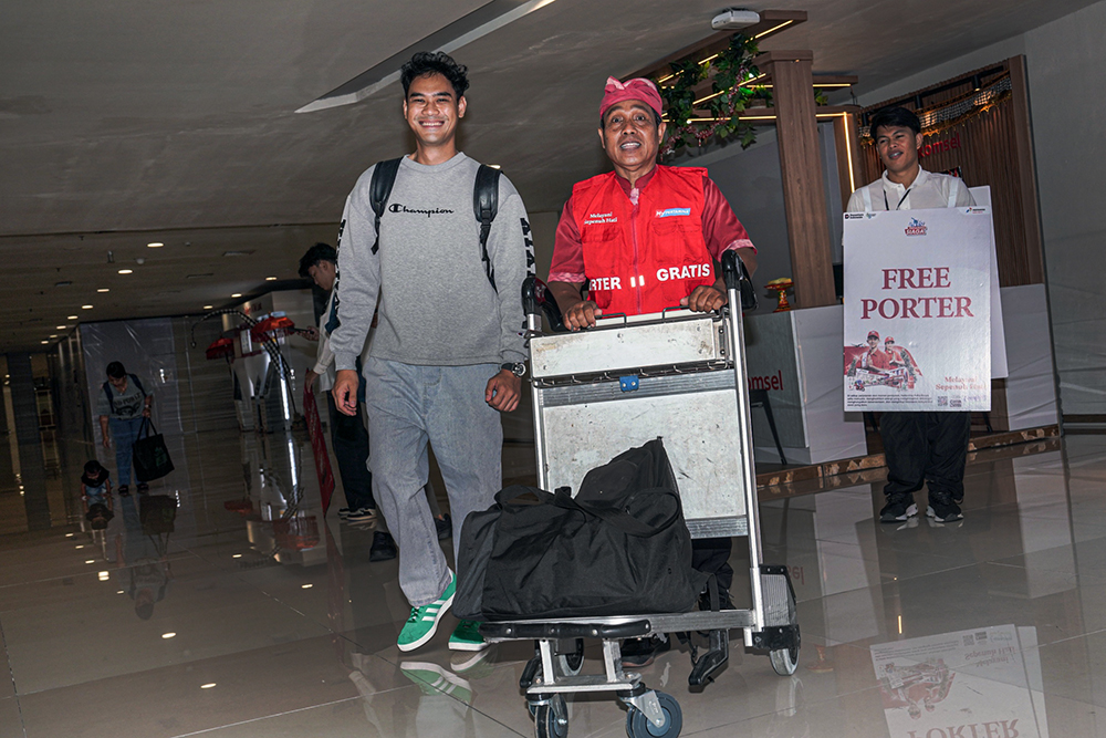 Wisatawan menerima layanan fasilitas kursi pijat gratis, layanan porter gratis, hingga makanan dan minuman ringan gratis yang bisa diakses menggunakan aplikasi MyPertamina.  (BeritaNasional/Elvis Sendouw/HO MyPertamina)