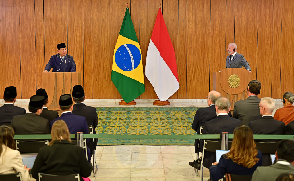 Presiden Prabowo Subianto (kiri) berjabat tangan dengan Presiden Brasil Luiz Inacio Lula da Silva saat melakukan pertemuan bilateral di Istana Kepresidenan Palacio do Planalto, Brazilia, Brasil, Rabu (9/7/2025). (Biropers)