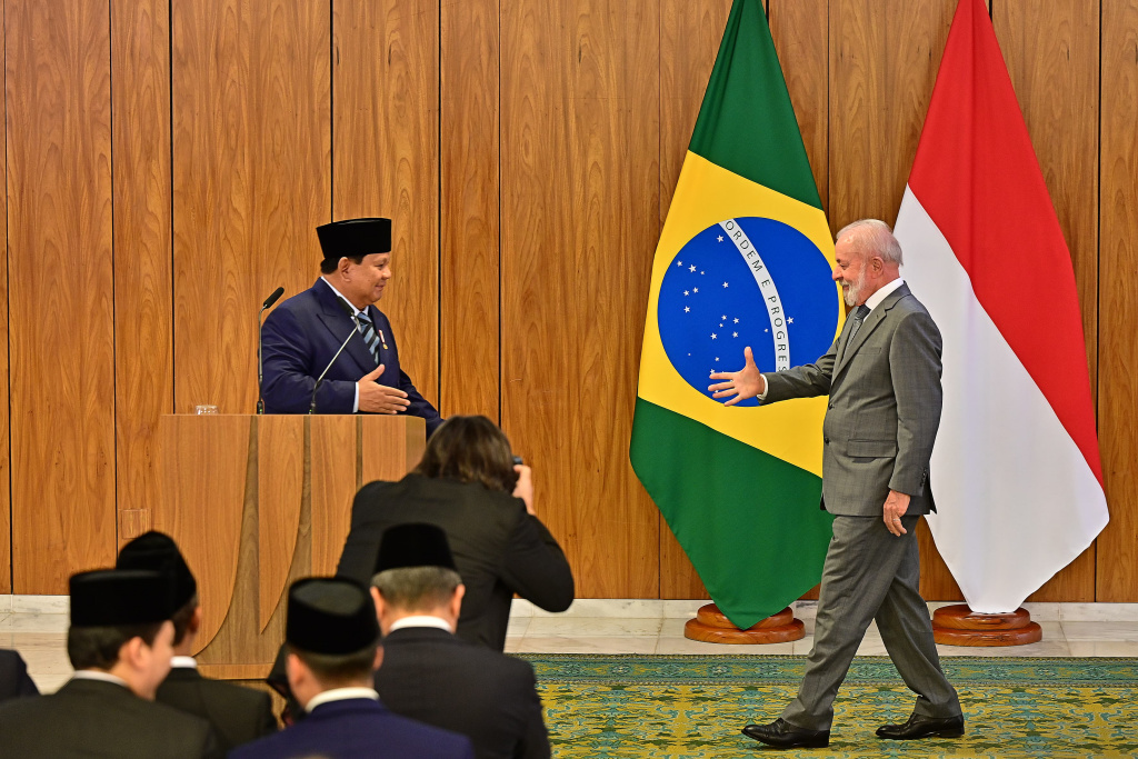 Presiden Prabowo Subianto (kiri) berjabat tangan dengan Presiden Brasil Luiz Inacio Lula da Silva saat melakukan pertemuan bilateral di Istana Kepresidenan Palacio do Planalto, Brazilia, Brasil, Rabu (9/7/2025). (Biropers)