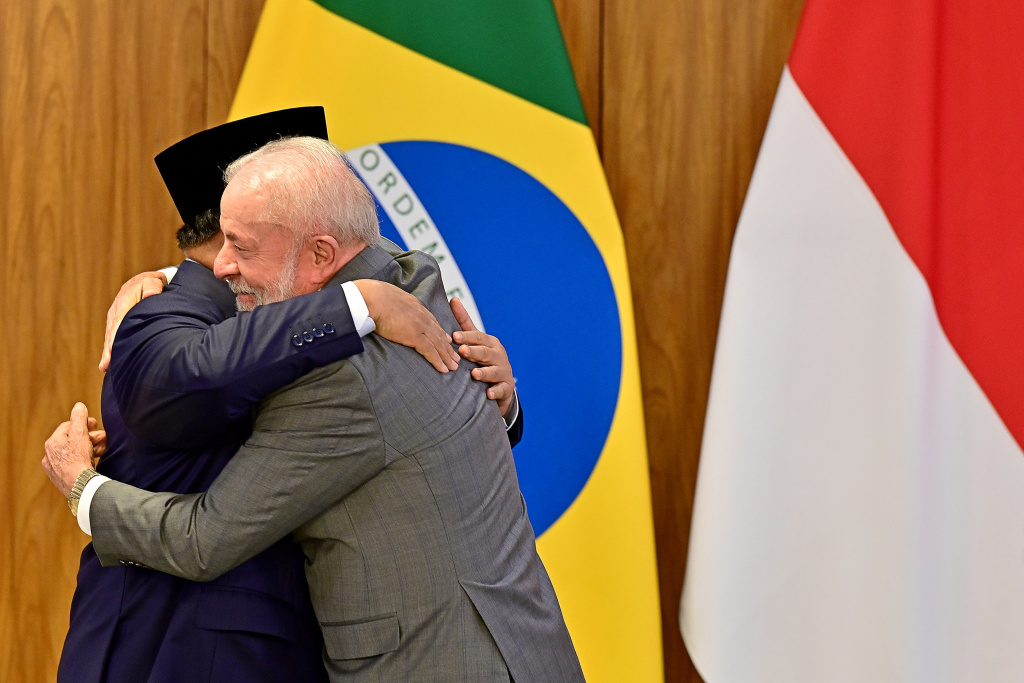 Presiden Prabowo Subianto (kiri) berjabat tangan dengan Presiden Brasil Luiz Inacio Lula da Silva saat melakukan pertemuan bilateral di Istana Kepresidenan Palacio do Planalto, Brazilia, Brasil, Rabu (9/7/2025). (Biropers)
