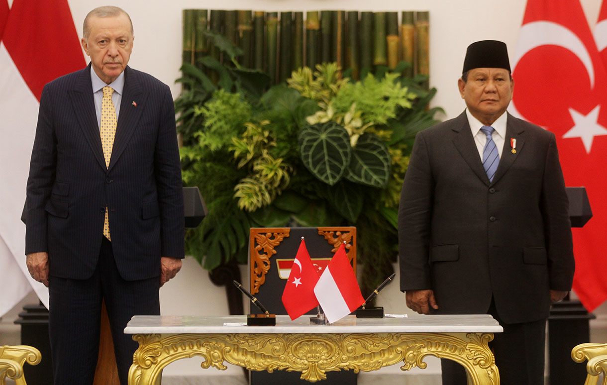 Presiden Prabowo Subianto (kanan) berjabat tangan dengan Presiden Turki Recep Tayyip Erdogan saat menyampaikan keterangan kepada wartawan usai melakukan pertemuan bilateral di Istana Bogor, Bogor, Jawa Barat, Rabu (12/2/2025). (Beritanasional.com/Oke Atmaja)