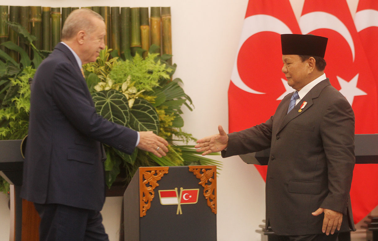 Presiden Prabowo Subianto (kanan) berjabat tangan dengan Presiden Turki Recep Tayyip Erdogan saat menyampaikan keterangan kepada wartawan usai melakukan pertemuan bilateral di Istana Bogor, Bogor, Jawa Barat, Rabu (12/2/2025). (Beritanasional.com/Oke Atmaja)