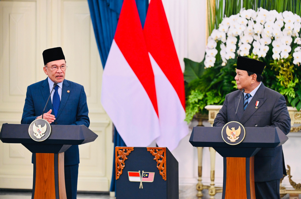 Presiden Prabowo Subianto (kanan) bersama Perdana Menteri Malaysia Anwar Ibrahim (kiri) dalam konferensi pers usai pertemuan bilateral di Istana Merdeka, Jakarta, Jumat (27/6/2025). (Foto/BPMI)