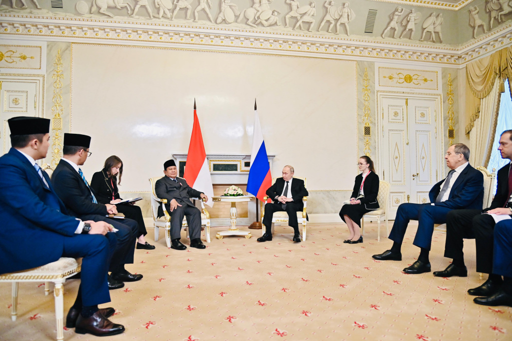 Pertemuan Bilateral Presiden Prabowo dengan Presiden Putin Presiden Prabowo Subianto (kiri) berbincang dengan Presiden Rusia Vladimir Putin (kanan) dalam kunjungan resmi di Istana Konstantine Novsky, St. Petersburg, Rusia, Kamis (19/6/2025). (Foto Biro Pers)