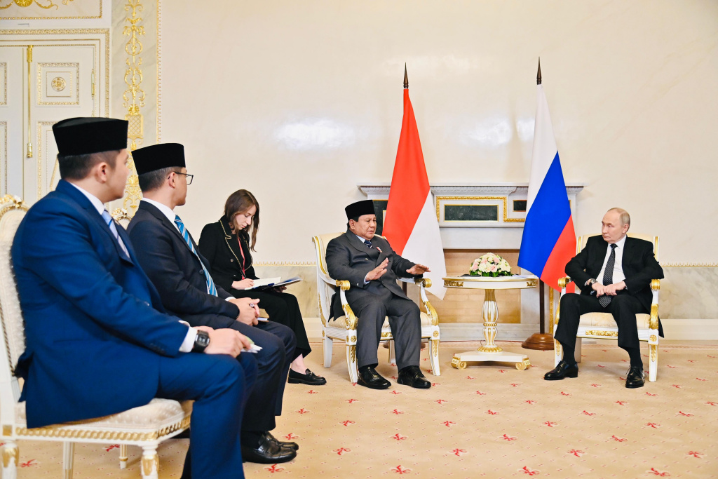 Pertemuan Bilateral Presiden Prabowo dengan Presiden Putin Presiden Prabowo Subianto (kiri) berbincang dengan Presiden Rusia Vladimir Putin (kanan) dalam kunjungan resmi di Istana Konstantine Novsky, St. Petersburg, Rusia, Kamis (19/6/2025). (Foto Biro Pers)