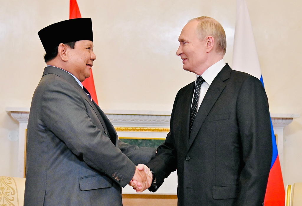 Pertemuan Bilateral Presiden Prabowo dengan Presiden Putin Presiden Prabowo Subianto (kiri) berbincang dengan Presiden Rusia Vladimir Putin (kanan) dalam kunjungan resmi di Istana Konstantine Novsky, St. Petersburg, Rusia, Kamis (19/6/2025). (Foto Biro Pers)