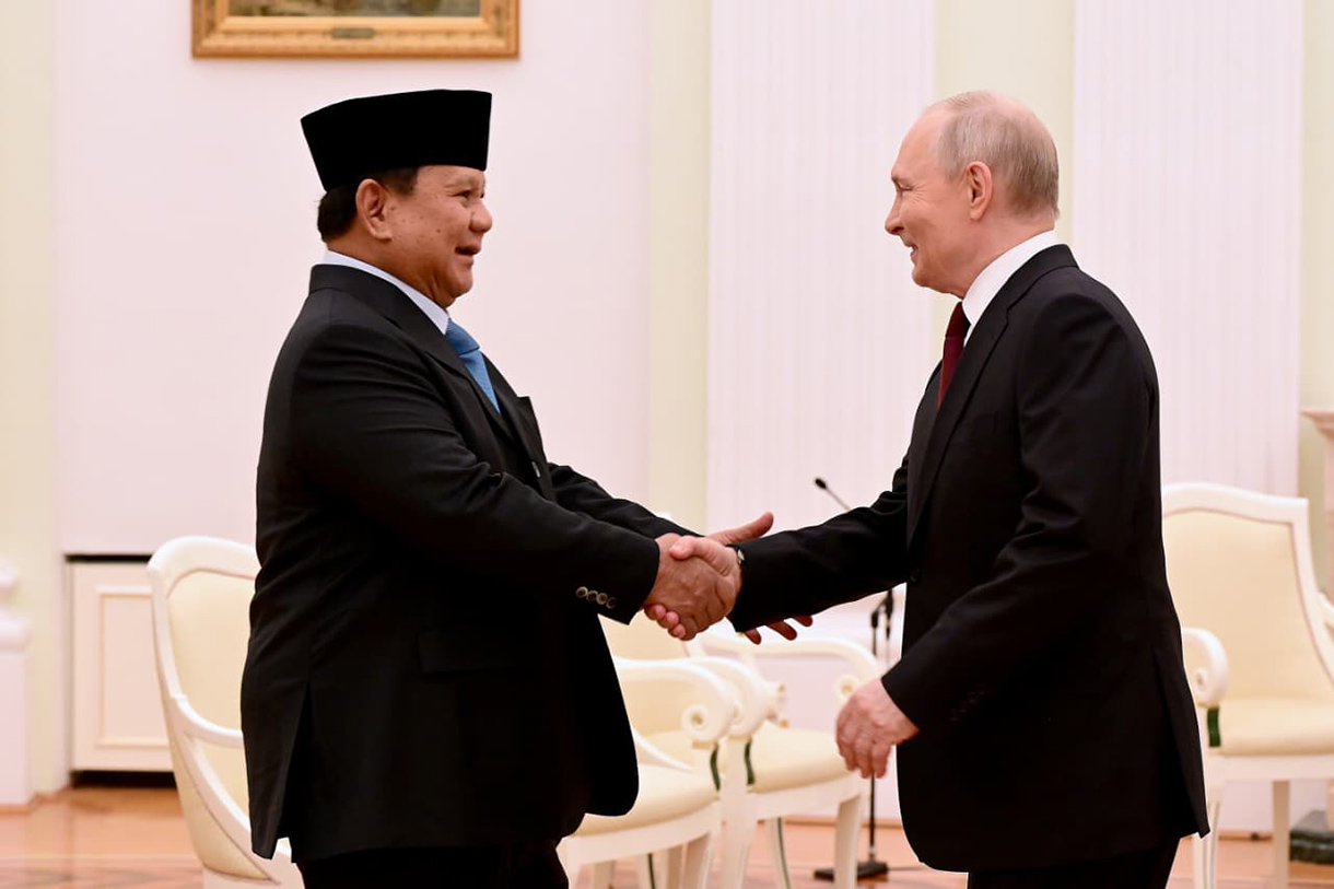Presiden Prabowo Subianto (kiri) berjabat tangan dengan Presiden Rusia Vladimir Putin di Istana Kremlin, Moskwa, Rusia, Senin (13/4/2026).  (Biropers)