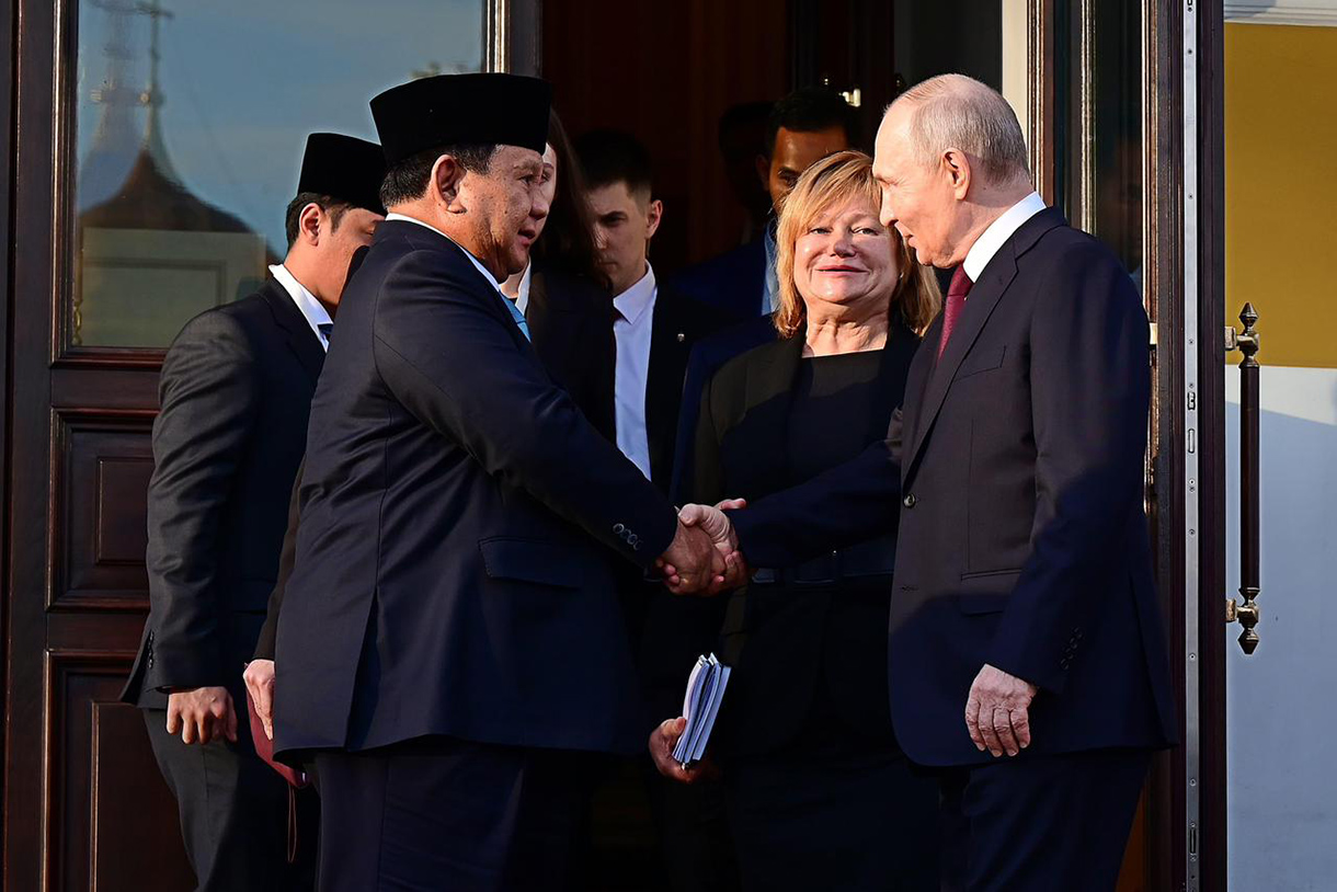 Presiden Prabowo Subianto (kiri) berjabat tangan dengan Presiden Rusia Vladimir Putin di Istana Kremlin, Moskwa, Rusia, Senin (13/4/2026).  (Biropers)