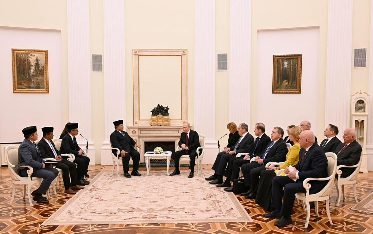 Presiden Prabowo Subianto (kiri) berjabat tangan dengan Presiden Rusia Vladimir Putin di Istana Kremlin, Moskwa, Rusia, Senin (13/4/2026).  (Biropers)