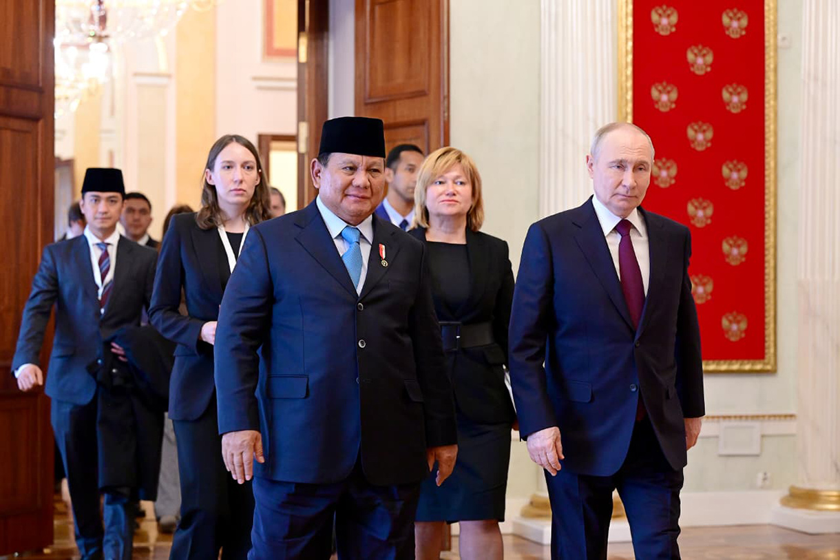 Presiden Prabowo Subianto (kiri) berjabat tangan dengan Presiden Rusia Vladimir Putin di Istana Kremlin, Moskwa, Rusia, Senin (13/4/2026).  (Biropers)