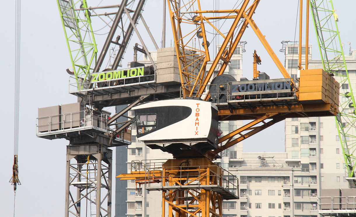 Sejumlah alat berat dioperasikan untuk menyelesaikan pembangunan gedung bertingkat di kawasan Jalan Jenderal Sudirman, Jakarta,Senin (11/11/2024). (BeritaNasional.com/Oke Atmaja)