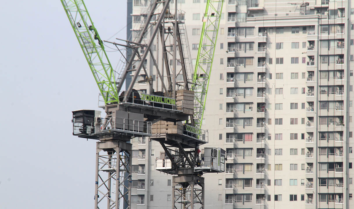 Sejumlah alat berat dioperasikan untuk menyelesaikan pembangunan gedung bertingkat di kawasan Jalan Jenderal Sudirman, Jakarta,Senin (11/11/2024). (BeritaNasional.com/Oke Atmaja)