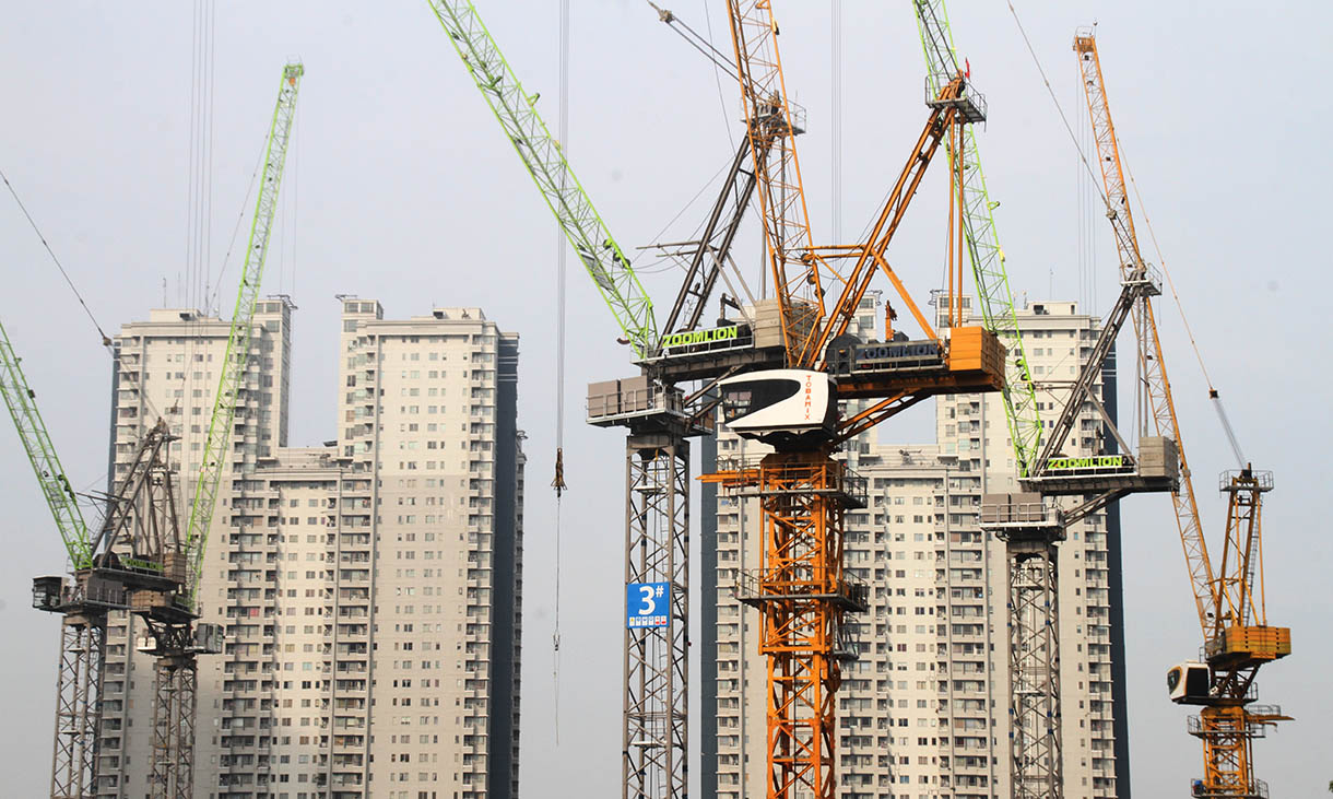 Sejumlah alat berat dioperasikan untuk menyelesaikan pembangunan gedung bertingkat di kawasan Jalan Jenderal Sudirman, Jakarta,Senin (11/11/2024). (BeritaNasional.com/Oke Atmaja)