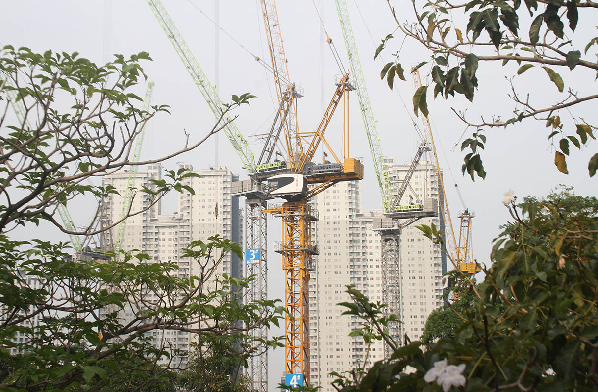 Sejumlah alat berat dioperasikan untuk menyelesaikan pembangunan gedung bertingkat di kawasan Jalan Jenderal Sudirman, Jakarta,Senin (11/11/2024). (BeritaNasional.com/Oke Atmaja)