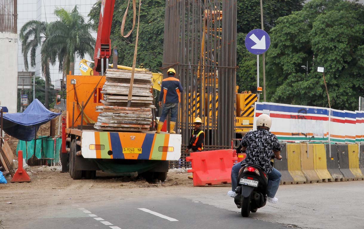 Pekerja menyelesaikan pembangunan LRT Jakarta Fase 1B di Jalan Sultan Agung, Jakarta, Rabu (21/5/2025). (Beritanasional.com/oke Atmaja)