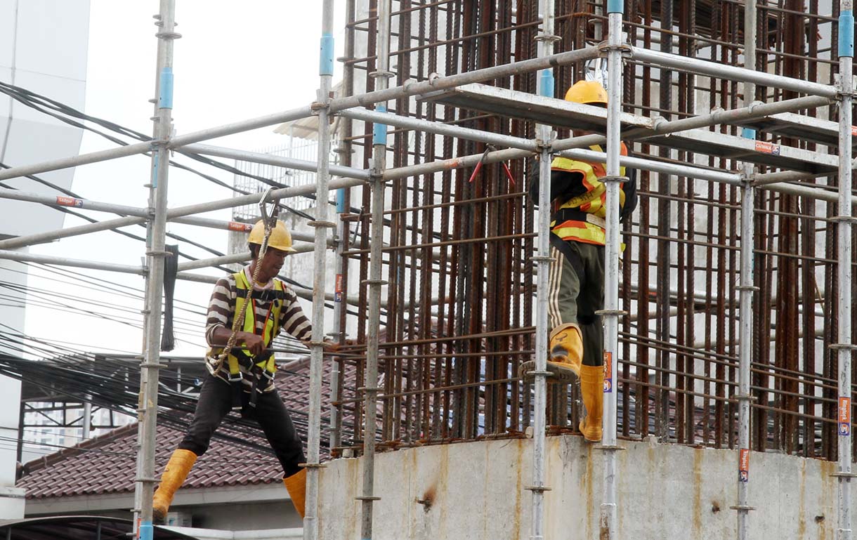 Pekerja menyelesaikan pembangunan LRT Jakarta Fase 1B di Jalan Sultan Agung, Jakarta, Rabu (21/5/2025). (Beritanasional.com/oke Atmaja)