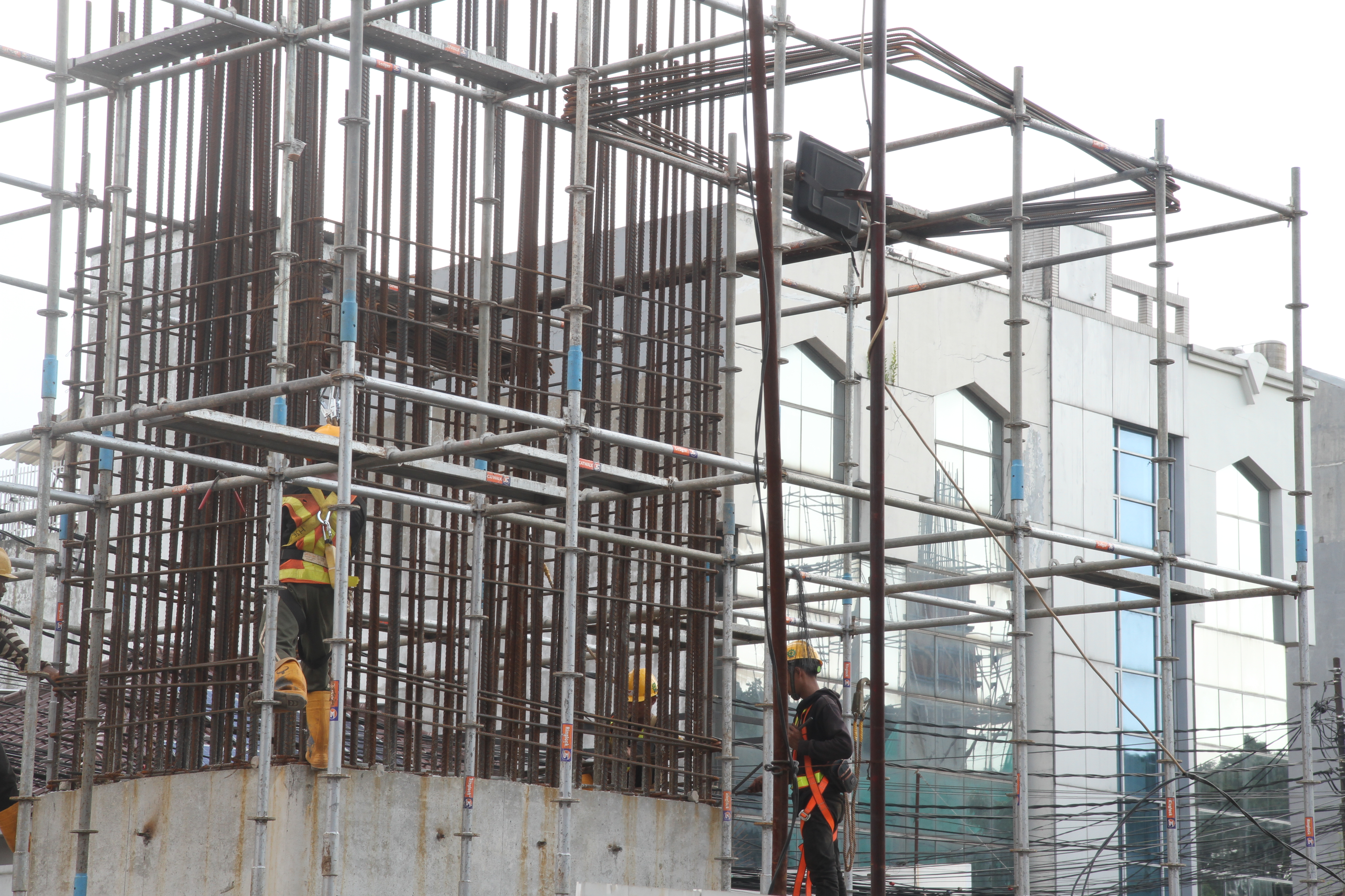 Pekerja menyelesaikan pembangunan LRT Jakarta Fase 1B di Jalan Sultan Agung, Jakarta, Rabu (21/5/2025). (Beritanasional.com/oke Atmaja)