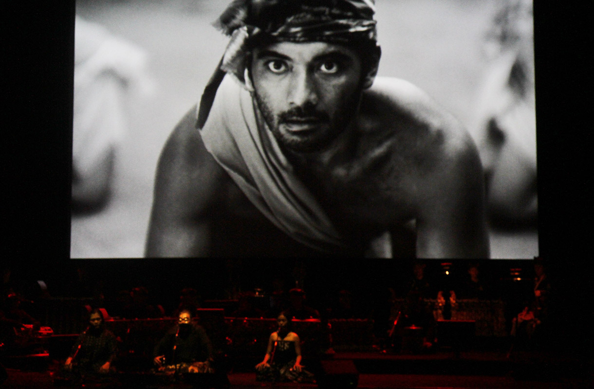 Pertunjukan Cine-Concert bertajuk Samsara yang menggabungkan film bisu hitam putih dengan iringan paduan musik gamelan Bali dan musik elektronik, di Taman Ismail Marzuki (TIM), Jakarta, Jumat (13/12/2024).  (BeritaNasional.com/Oke Atmaja)