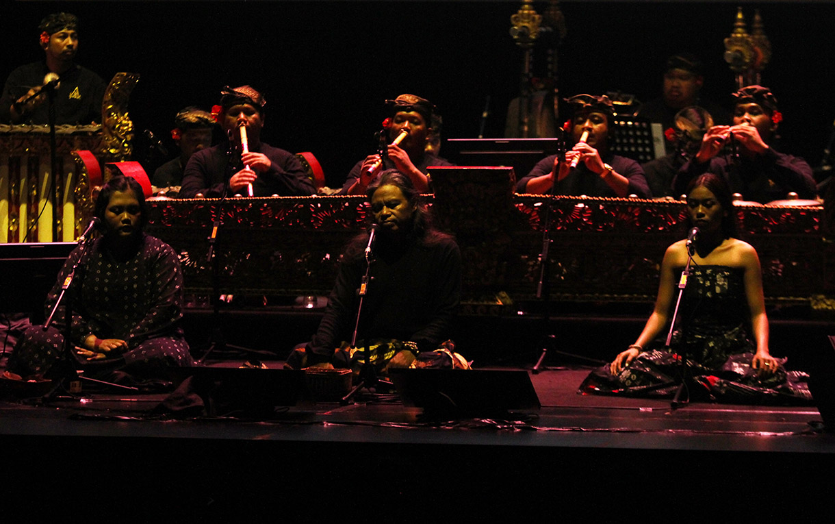 Pertunjukan Cine-Concert bertajuk Samsara yang menggabungkan film bisu hitam putih dengan iringan paduan musik gamelan Bali dan musik elektronik, di Taman Ismail Marzuki (TIM), Jakarta, Jumat (13/12/2024).  (BeritaNasional.com/Oke Atmaja)