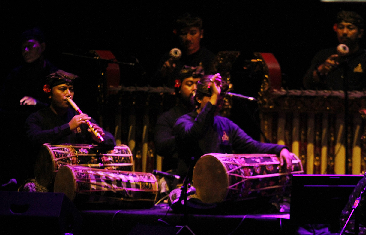 Pertunjukan Cine-Concert bertajuk Samsara yang menggabungkan film bisu hitam putih dengan iringan paduan musik gamelan Bali dan musik elektronik, di Taman Ismail Marzuki (TIM), Jakarta, Jumat (13/12/2024).  (BeritaNasional.com/Oke Atmaja)